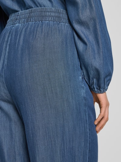 Frauenmodel trägt Loose Fit Jeans mit Viskose-Anteil Modell 'Wilke' von FREE/QUENT, blauer Denim, elastischer Bund, Detailaufnahme Rückenansicht.