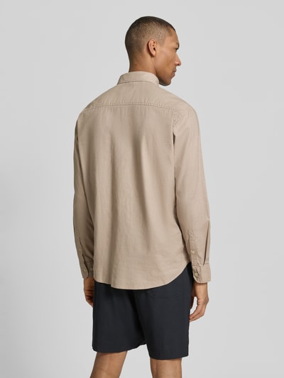 Mannelijk model draagt Regular Fit Freizeithemd mit Button-Down-Kragen van camel active in beige linnenmix, rugaanzicht, borstzak, label-stitching.