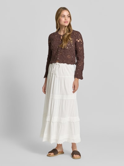 Frauenmodel trägt Schmaler Maxi-Rock aus reiner Baumwolle Modell 'SANDY' von Vero Moda, unifarben, Regular Fit, elastischer Bund, Ganzkörperansicht von vorne.