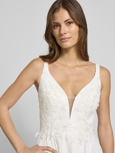 Frauenmodel trägt Cocktailkleid mit Herz-Ausschnitt von LUXUAR FASHION in Weiß, Häkelspitze, Strasssteinen, Nahaufnahme Oberkörper