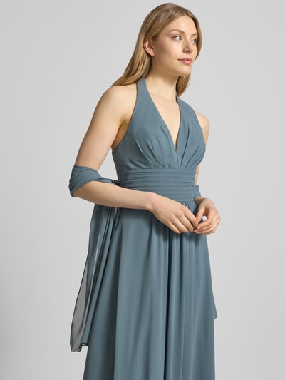 Frauenmodel trägt Neckholder-Maxikleid mit V-Ausschnitt von Mascara in Blau, Chiffon, Taillierter Schnitt, Nahaufnahme Oberkörper. Rückenlänge bei Größe 36: 127 cm, Brustweite bei Größe 36: 35 cm.