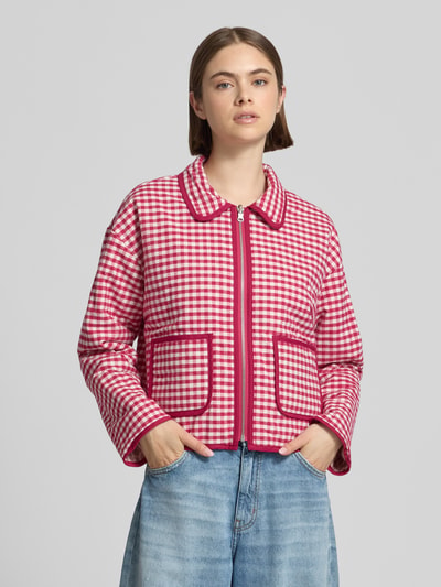 Frauenmodel trägt Jacke mit Eingrifftaschen und Logo-Stitching von OH APRIL, Regular-Fit, Umlegekragen, Reißverschluss, rot-weiß kariert, Struktur-Optik, Nahaufnahme Oberkörper. Rückenlänge bei Größe S: 52 cm, Schulterbreite: 59 cm, Brustweite: 61 cm, Ärmellänge: 58 cm.