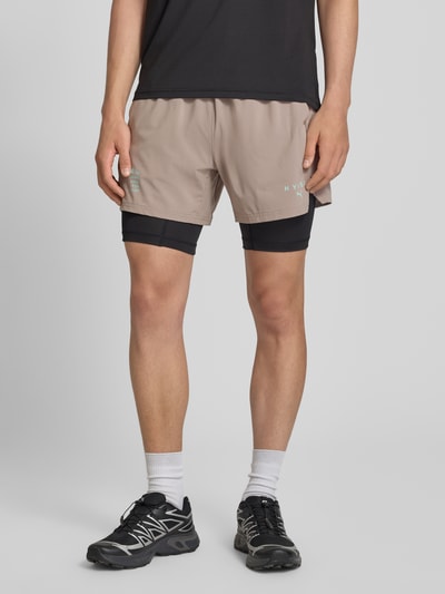 PUMA Performance szorty sportowe o kroju regular fit z nadrukiem z logo model 'PWRMO' Szarobrązowy 4