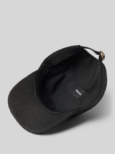 Produktfoto, schwarze Cap mit Logo-Stitching Modell 'Ari-M-E' von BOSS, strukturierte Oberfläche, Details und Verschluss sichtbar