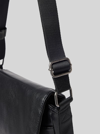 Produktfoto, Crossbody Bag mit Label-Prägung Modell 'TRACES' von camel active, schwarze Leder-Optik, verstellbarer Schulterriemen, Reißverschlussfach, Ziernähte, Metallschnalle, Detailaufnahme