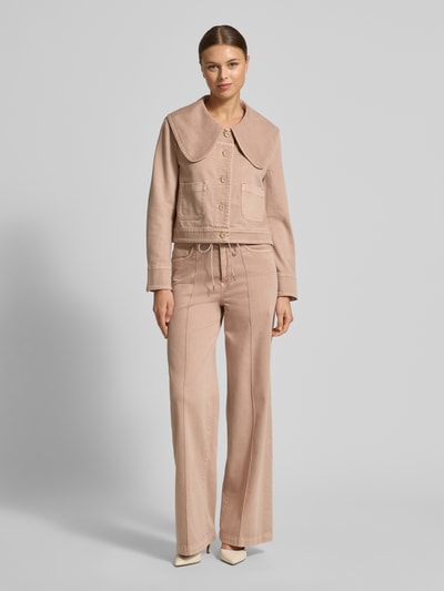 Modelka kobieca nosi Wide Leg Jeans mit 5-Pocket-Design od Marc Cain, bawełna z elastanem, luźny krój, pasek, szerokość w rozmiarze 36: 36 cm, długość nogawki wewnętrznej 83 cm, całkowity widok z przodu.