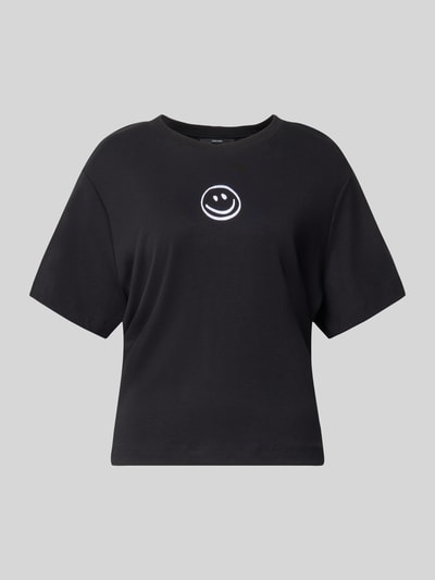 Produktfoto, schwarzes Boxy Fit T-Shirt aus reiner Baumwolle Modell 'SARA' von VERO MODA mit weißem Smiley-Print auf der Brust. Damen T-Shirt.