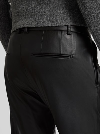 Männermodel trägt Hose in Leder-Optik Modell 'SALTO' von Cinque, Regular Fit, Gesäßtaschen, Detailaufnahme Rückansicht.
