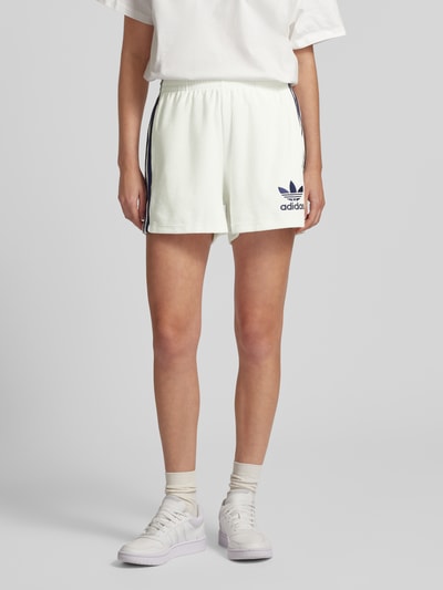 adidas Originals Szorty z dzianiny dresowej o kroju regular fit z wyhaftowanym logo model ‘Terry’ Złamany biały 4