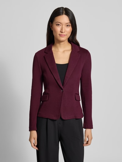Vrouwenmodel draagt Slim Fit Kurzblazer met katoen-aandeel model 'JULIA' van VERO MODA, donkerrood, gladde textuur, frontaal totaalbeeld, Dames Kurzblazer van VERO MODA