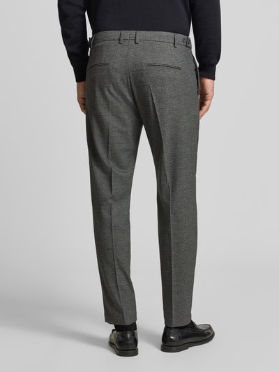 Männermodel trägt Anzughose mit Bügelfalten Modell 'salto' van CINQUE, Materiaalmix met viscose, regular fit, Achterzakken, Ganzkörperansicht Rückansicht