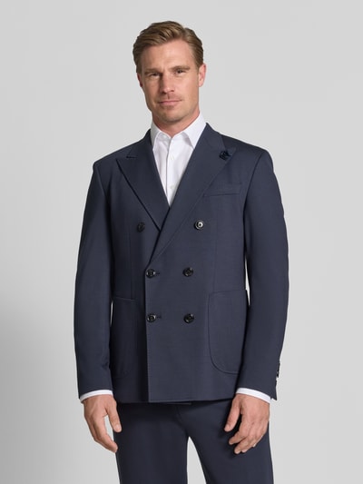 Männermodel trägt Regular Fit Anzughose mit Viskose-Anteil von JOOP! in Dunkelblau, elastischer Material-Mix, Nahaufnahme Oberkörper.