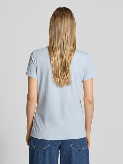 Frauenmodel trägt Regular Fit T-Shirt aus reiner Baumwolle Modell 'C-Elove_4' von BOSS Orange, Optik: Unifarben, Jersey, Ganzkörperansicht Rückansicht