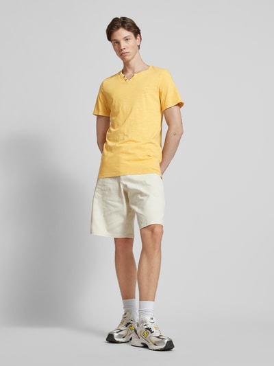 Jack & Jones T-shirt met V-hals, model 'SPLIT' Mosterdgeel - 1