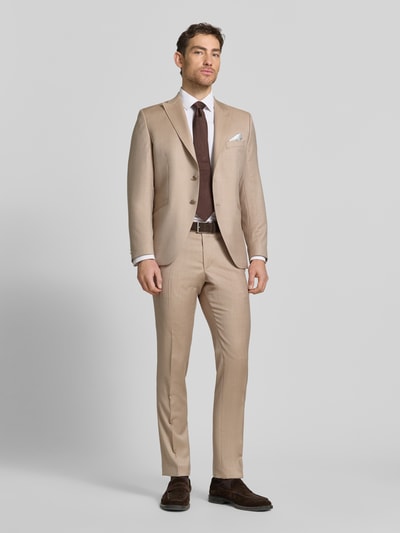 Männermodel trägt Slim Fit 2-Knopf-Sakko aus Schurwolle von Wilvorst in Beige mit Reverskragen, Eingrifftaschen, Ganzkörperansicht von vorne. Rückenlänge bei Größe 50: 73 cm, Schulterbreite: 45 cm, Ärmellänge: 65 cm.