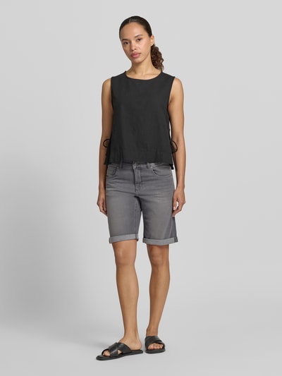 Frauenmodel trägt Jeansshorts mit Eingrifftaschen von Angels in Grau, Regular Fit, Baumwoll-Elasthan-Mix, Umschlag, Ganzkörperansicht von vorne.