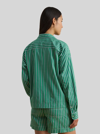 Vrouwenmodel draagt 'Regular Fit Hemdbluse aus reiner Baumwolle' van Lauren Ralph Lauren, groen-wit gestreept, katoen, achteraanzicht full body.