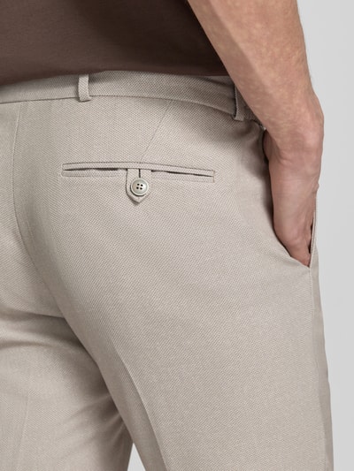 Männermodel trägt Hose mit Bügelfalten und Schnürung Modell 'SpartaFlex' von Zuitable, Beige, Material-Mix mit Viskose-Anteil, Nahaufnahme Rückansicht.