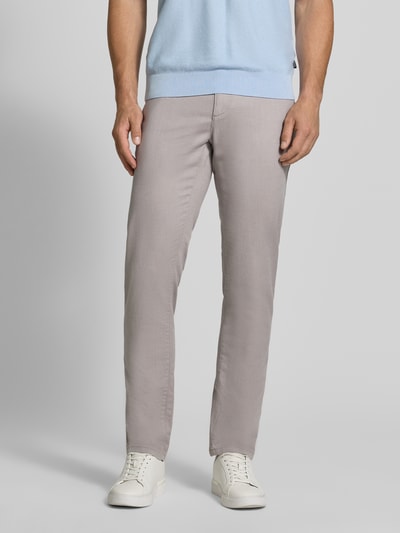Männermodel trägt Kleingemusterte Hose mit Gesäßtaschen von MCNEAL in Hellgrau, Baumwoll-Elasthan-Mix, Slim Fit, Nahaufnahme Oberkörper