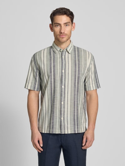 Männermodel trägt Loose Fit Freizeithemd aus reiner Baumwolle von Tom Tailor Denim, Optik:Allover-Muster, gestreift, Ganzkörperansicht von vorne.