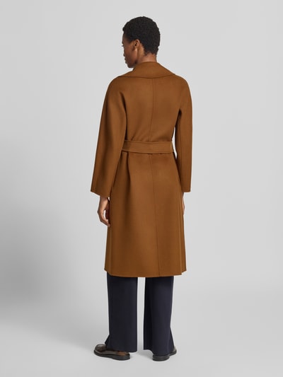 Vrouwenmodel draagt lange wollen jas model 'CLES' van Max Mara Studio in bruin, regular fit, mix van wol en kasjmier, volledig glad, rugaanzicht
