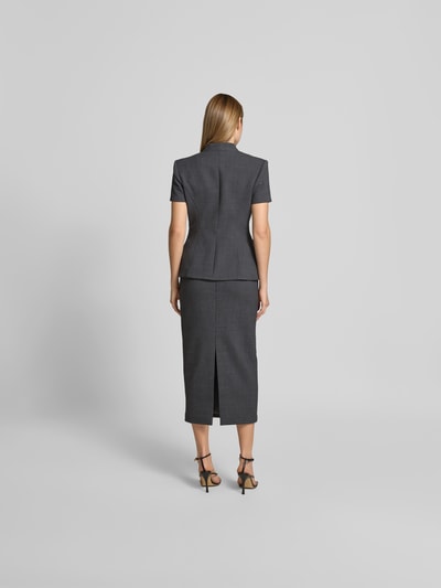 Frauenmodel trägt Midikleid mit Woll-Anteil von Self-Portrait in Dunkelgrau mit floraler Applikation, taillierte Passform, Ganzkörperansicht Rückansicht.