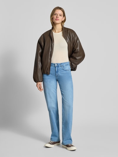 Frauenmodel trägt Straight Jeans mit mittelhohem Bund in hellblauer Waschung von REVIEW, Baumwoll-Elasthan-Mix, Ganzkörperansicht von vorne