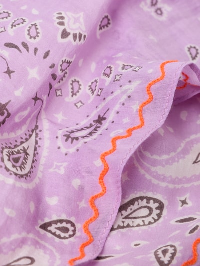 Productfoto, sjaal van katoenmix met zijde van Codello, rechthoekig model 'Rombous', lichtpaars met paisleymotief, afwerking met oranje stiksel, dames sjaal, breedte 45 cm, lengte 45 cm