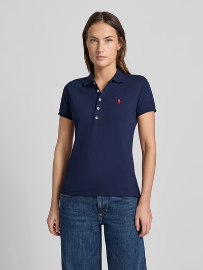 Kobiece model prezentuje Slim Fit Koszulka polo z wyhaftowanym logo Model 'JULIE' od Polo Ralph Lauren, mieszanka bawełny i elastanu, jednokolorowy design, kołnierzyk polo, krótka listwa guzikowa, prążkowane zakończenia rękawów, długość tyłu w rozmiarze S: 65 cm, widok całej sylwetki z przodu.