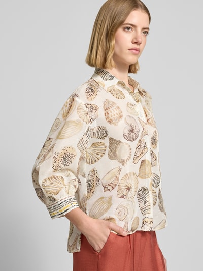 Frauenmodel trägt Bluse aus Leinen-Mix mit 3/4-Arm von Marc Cain, Muschel-Print, Straight Fit, Hemdblusenkragen, verdeckte Knopfleiste, Leinen-Seide-Mix, Rückenlänge 61 cm, Ärmellänge 40 cm, Ganzkörperansicht von vorne.