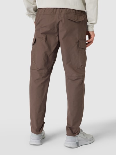 Nike Tapered Fit Cargohose mit Label-Stitching Schlamm 5