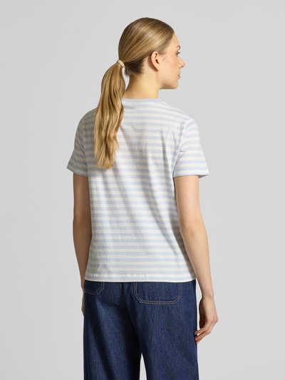 Frauenmodel trägt T-Shirt mit Rundhalsausschnitt und Label-Stitching von Gant, Reine Baumwolle, Regular-Fit, Rückenlänge 56 cm, Ganzkörperansicht Rückansicht.