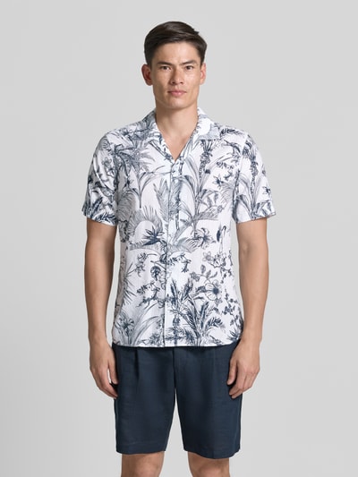 Männermodel trägt Regular Fit Freizeithemd mit Reverskragen von Lerros aus Reine Baumwolle, weiß mit blauem Print, Ganzkörperansicht von vorne, Rückenlänge bei Größe M 73 cm, Schulterbreite 42 cm, Ärmellänge 27 cm.