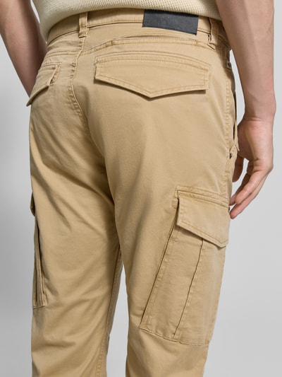 Männermodel trägt Regular Fit Cargohose aus Baumwoll-Mix von s.Oliver RED LABEL, Optik: Unifarben, Detailaufnahme Rückansicht.