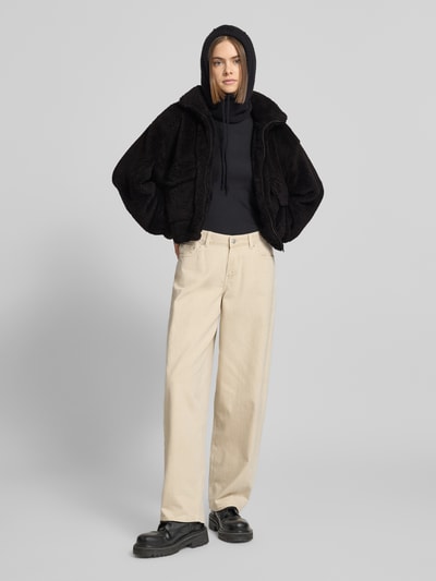 Frauenmodel trägt Loose Fit Fleecejacke mit Stehkragen Modell 'ANNA CONTACT' von Only in Schwarz, unifarben, Kunstwebfell, Ganzkörperansicht von vorne.