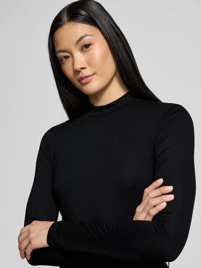 Vrouwenmodel draagt zwart Shirt met lange mouwen met opstaande kraag, Model 'Jules' van GUIDO MARIA KRETSCHMER WOMAN, mix van viscose en elastaan, nauwsluitend model, Nahaufnahme Oberkörper.