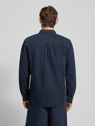 Mannenmodel draagt donkerblauw Regular fit vrijetijdsoverhemd uit pure katoen model 'WELT' van ARMEDANGELS, heren, geheellichaamsachteraanzicht.