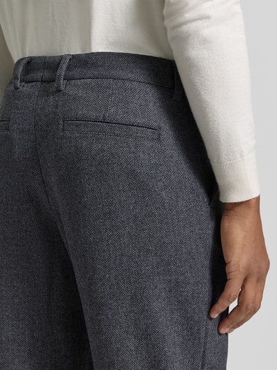 Männermodel trägt Anzughose aus Wollmix von Selected mit Nadelstreifen und Gesäßtaschen, grauer Farbton, Nahaufnahme Rückansicht.