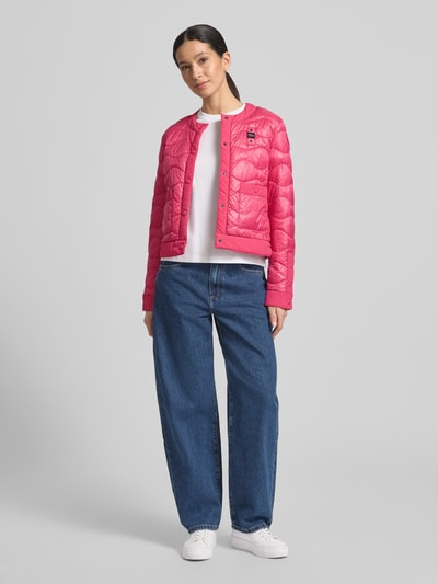 Modelka nosi kurtkę pikowaną z okrągłym dekoltem, listwą guzikową i wpuszczanymi kieszeniami, model 'HADLEY' od Blauer Usa, krój slim fit, detal z logo, długość tyłu w rozmiarze S: 49 cm, szerokość ramion w rozmiarze S: 40 cm, szerokość klatki piersiowej w rozmiarze S: 47 cm, długość rękawów w rozmiarze S: 62 cm, widok całej sylwetki z przodu