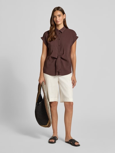 Vrouwenmodel draagt Bluse im kurzärmeligem Design van More & More, modalmix, getailleerde pasvorm, overhemdkraag, sierstrik, knoopsluiting, ruglengte maat 36: 64 cm, bruine tinten, gladde textuur, witte bermuda, volledig lichaam van voren.