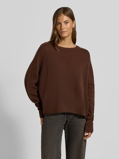Frauenmodel trägt Strickpullover mit Kaschmir-Anteil von Luisa Cerano in Braun, lockere Passform, weiche Textur, Nahaufnahme Oberkörper, Baumwoll-Kaschmir-Mix, gerippter Rundhalsausschnitt, gerippte Ärmelabschlüsse, Rückenlänge 49 cm, Ärmellänge 60 cm bei Größe 36.