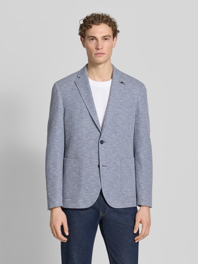 Männermodel trägt Slim Fit 2-Knopf-Sakko mit Reverskragen von bugatti, hellblauer Baumwoll-Mix mit Stretch-Anteil, Strukturmuster, Ganzkörperansicht von vorne.
