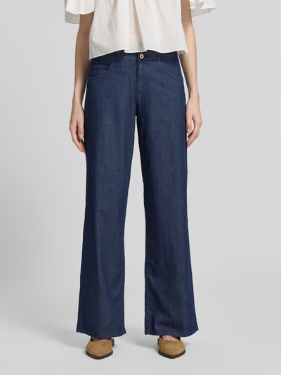 Frauenmodel trägt Wide Leg Jeans aus Baumwoll-Mix Modell 'STYLE.MAINE' von Brax in klassischer Denim-Optik mit 5-Pocket-Design, Ganzkörperansicht von vorne.