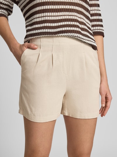 Vrouwenmodel draagt Relaxed Fit Bermudas uit mix van viscose en linnen model 'JESMILO' van Vero Moda, effen look, steekzakken, gevlamd garen, detailopname heupstreek