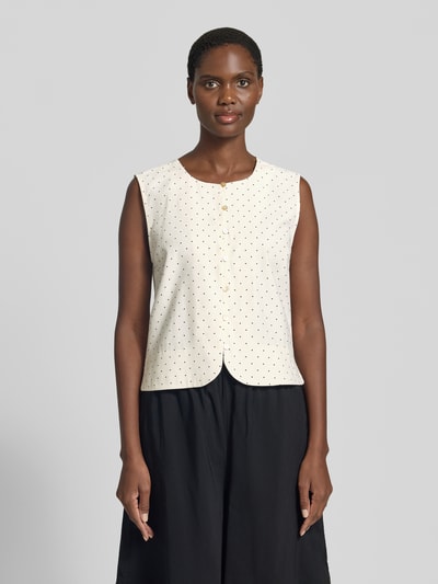 Frauenmodel trägt Weste aus Viskose-Mix mit Rundhalsausschnitt Modell 'anya' von FREE/QUENT, creme mit kleinen Punkten, Ganzkörperansicht von vorne. Regular Fit, Knopfleiste, Leinen-Anteil, Schulterbreite 39 cm, Rückenlänge 50 cm, Brustweite 50 cm.