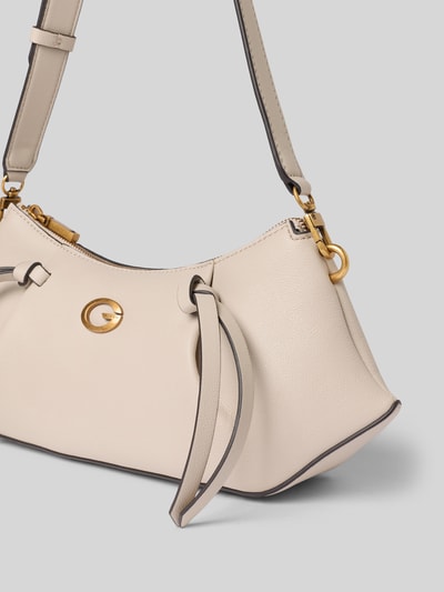 Productfoto, Handtasche met schouderband Model 'ALLEGRA' van GUESS in beige met goudkleurig labeldetail, Hoofdvak met ritssluiting, breedte 29 cm, lengte 16 cm, diepte 7 cm, schouderbandlengte 65 cm, damesaccessoire, gladde textuur