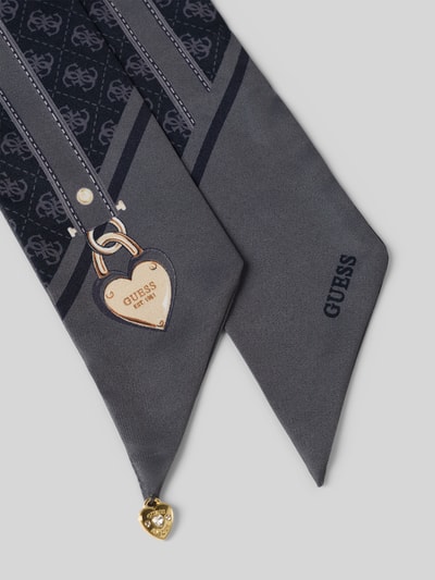 Produktfoto, Bandeaux mit Logo-Charm von Guess z nadrukiem z logo na całej powierzchni, nadrukiem z motywem, prostokątny kształt, szerokość w rozmiarze 1: 8 cm, długość w rozmiarze 1: 145 cm