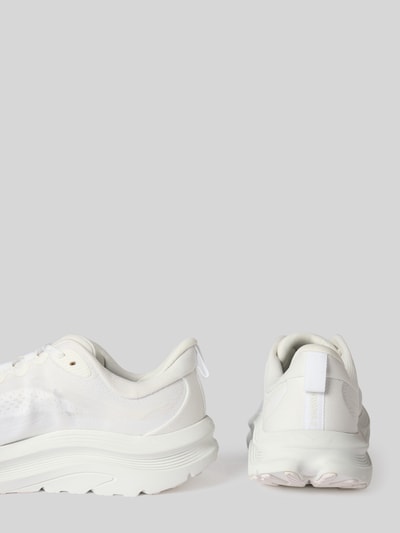 Produktfoto, Sneakersy z detalem z logo, zaokrąglony krój, model 'Kawana' od HOKA, wiązanie, profilowana podeszwa, wysokość obcasa 4 cm, wysokość cholewki 6 cm, szerokość w rozmiarze 40: 10 cm, jasny kolor, gładka tekstura, wyraźny bieżnik