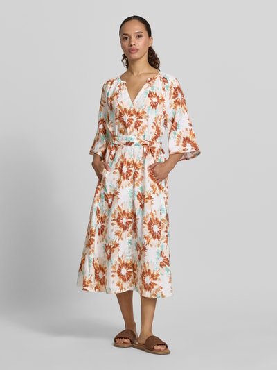 Frauenmodel trägt Leinenkleid im Allover-Look mit Bindegürtel von Christian Berg Woman in A-Linie, Reine Leinen, Midikleid, Ganzkörperansicht von vorne.