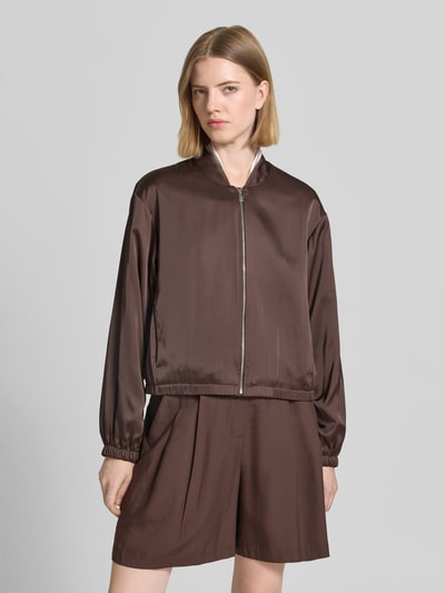 Frauenmodel trägt Blouson mit Viskose-Anteil und Reißverschluss von Comma, satinbraun, lockere Passform, Ganzkörperansicht von vorne.